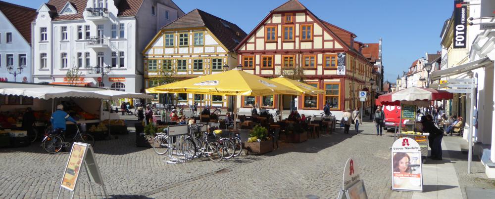 Markttreiben in Waren